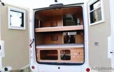 五菱旅居车价格20万，内部一共设有三张床，卫生间都在车内，1.9L