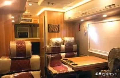 五菱旅居车价格20万，内部一共设有三张床，卫生间都在车内，1.9L