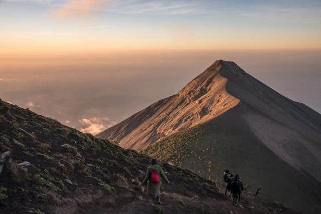 背着TATONKA Yukon登山背包，出发去中美洲的火山徒步旅行