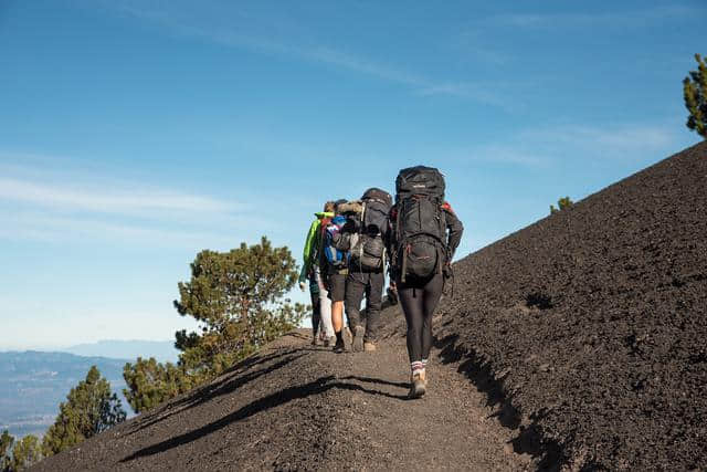 背着TATONKA Yukon登山背包，出发去中美洲的火山徒步旅行