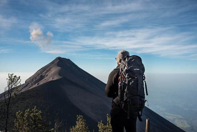 背着TATONKA Yukon登山背包，出发去中美洲的火山徒步旅行