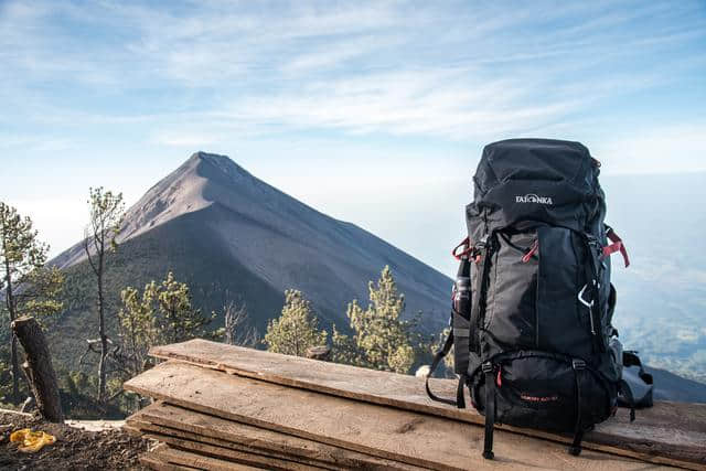 背着TATONKA Yukon登山背包，出发去中美洲的火山徒步旅行