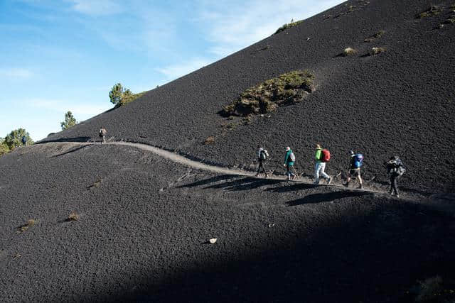 背着TATONKA Yukon登山背包，出发去中美洲的火山徒步旅行