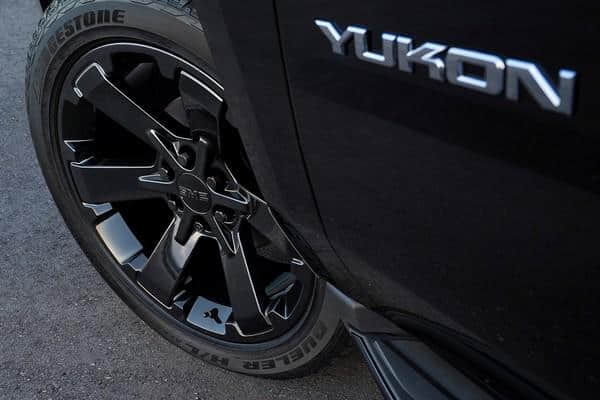 GMC Yukon「美式肌肉全尺寸SUV」超气派！黑化特仕版更神秘