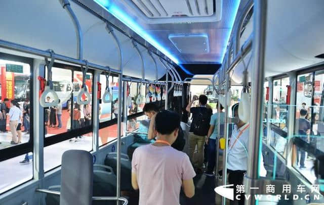 中国第一辆采用全面屏风挡的公路客车 厦门金龙龙威二代旗舰亮相