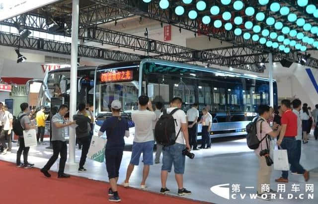 中国第一辆采用全面屏风挡的公路客车 厦门金龙龙威二代旗舰亮相