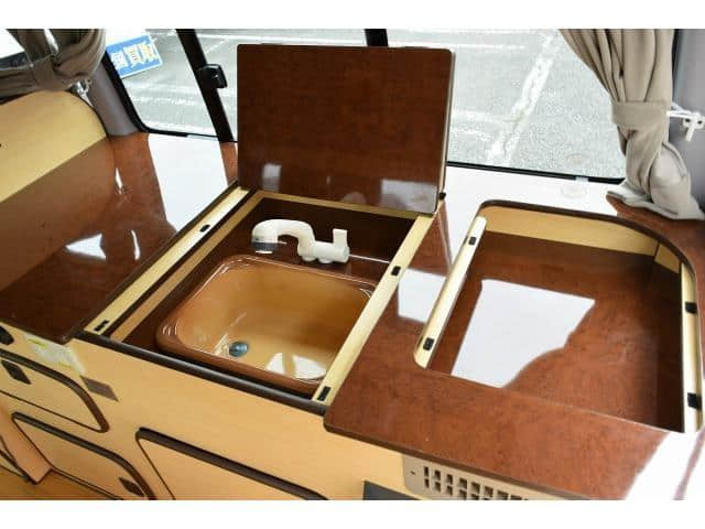 日本丰田海狮自动挡面包车房车