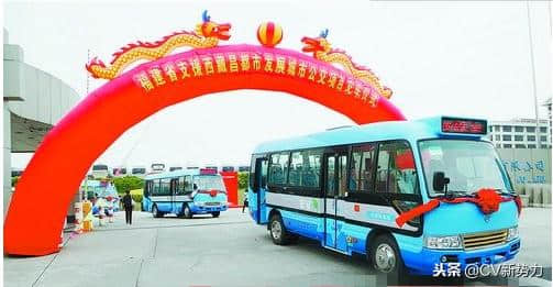 20辆金旅客车驶向西藏 呵护昌都蓝天白云