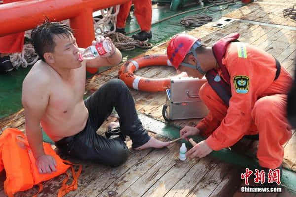 广东海域一船员落水 漂6小时后获救
