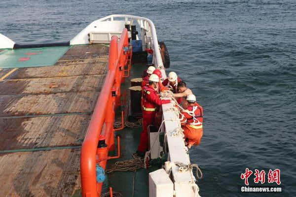 广东海域一船员落水 漂6小时后获救