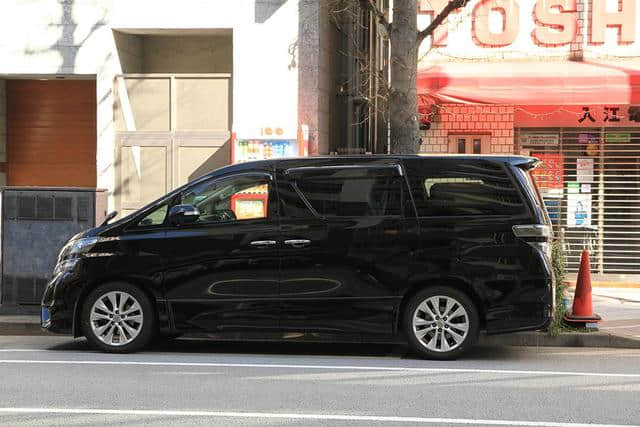 到日本才搞懂，为何加价神车埃尔法，在日本却成为全民街车？