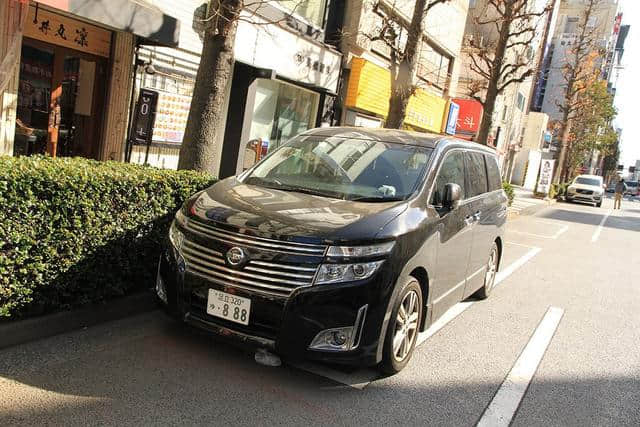 到日本才搞懂，为何加价神车埃尔法，在日本却成为全民街车？