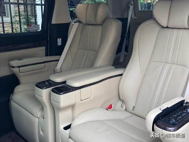 2019款丰田埃尔法提车感受，白色外观很大气，座椅通风加热还不错