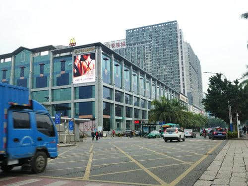 实拍深圳西乡大众广场及五星级酒店恒丰海悦国际大酒店的建筑外观