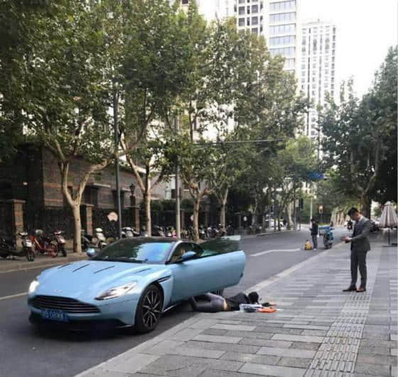 上海一女子开阿斯顿马丁“扑街炫富”逆行，被罚款200元记3分